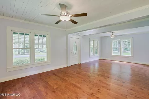 Living - 873 Smith Co Rd 142, Morton, MS 39117 photo 2 of 5