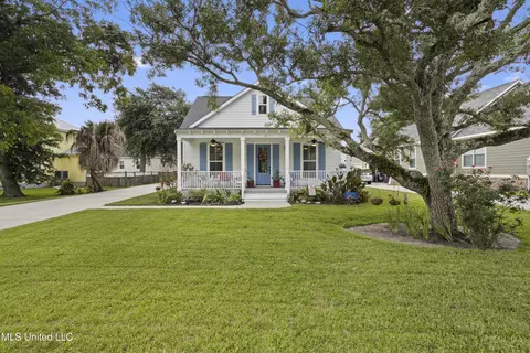 121 E Fourth St, Long Beach, MS 39560