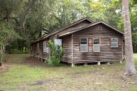 5619 Grierson St, Moss Point, MS 39563