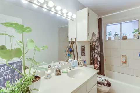 Bath - 4102 Rabby St, Moss Point, MS 39563 photo 1 of 2