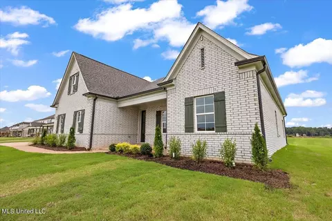 Exterior - 626 Wells Dr, Hernando, MS 38632 photo 3 of 8
