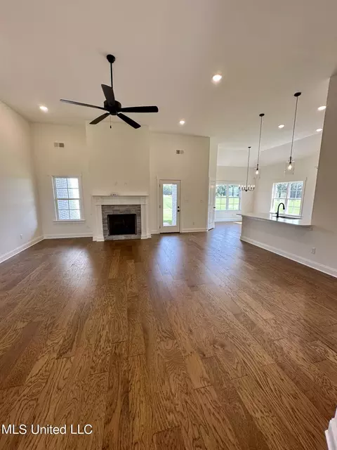 Living - 626 Wells Dr, Hernando, MS 38632 photo 2 of 5