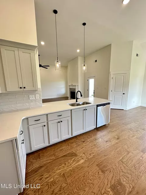 Kitchen - 626 Wells Dr, Hernando, MS 38632 photo 4 of 5