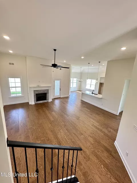 Living - 626 Wells Dr, Hernando, MS 38632 photo 4 of 5
