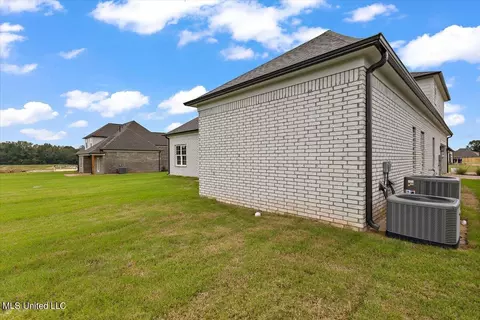 Exterior - 626 Wells Dr, Hernando, MS 38632 photo 6 of 8