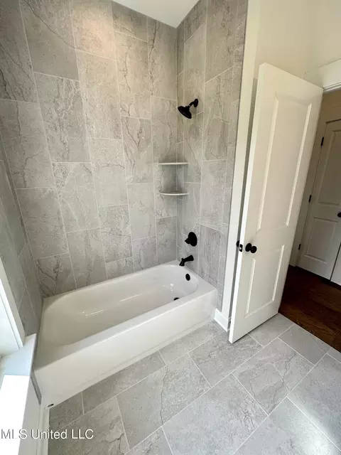 Bath - 626 Wells Dr, Hernando, MS 38632 photo 6 of 7