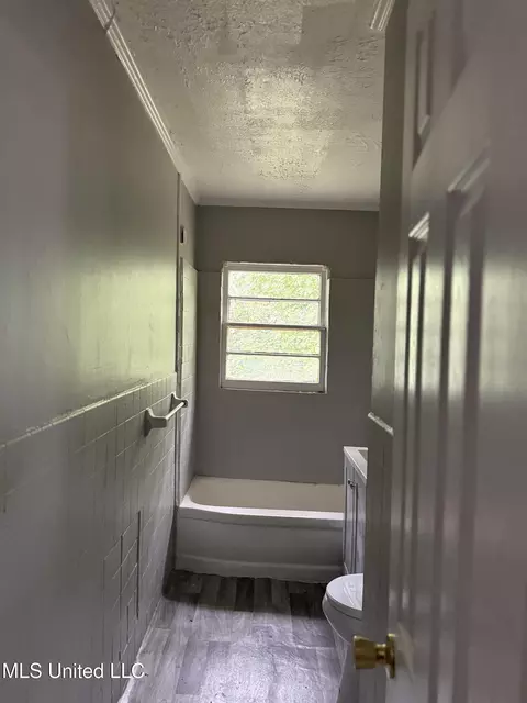 Bath - 4189 Del Rosa Dr, Jackson, MS 39206 photo 1 of 3