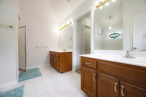 Bath - 10470 Hunters Walk, Hernando, MS 38632 photo 2 of 3