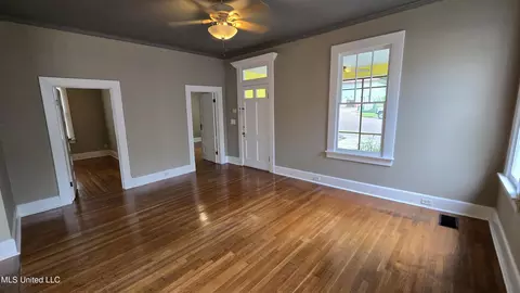 Living - 908 Madison St, Jackson, MS 39202 photo 3 of 4