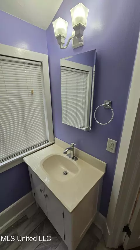 Bath - 908 Madison St, Jackson, MS 39202 photo 3 of 7