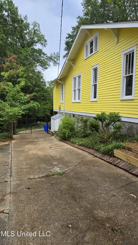 Exterior - 908 Madison St, Jackson, MS 39202 photo 4 of 23