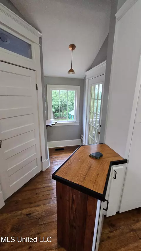 Entry Way - 908 Madison St, Jackson, MS 39202 photo 3 of 7