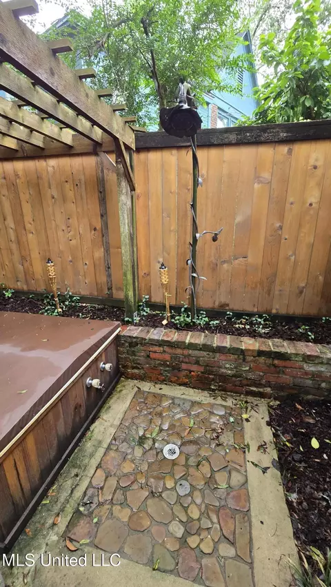 Exterior - 908 Madison St, Jackson, MS 39202 photo 13 of 23