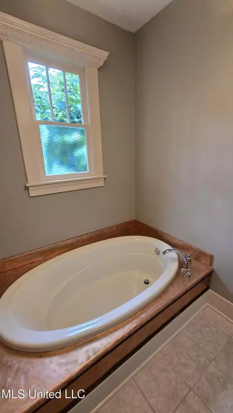 Bath - 908 Madison St, Jackson, MS 39202 photo 6 of 7