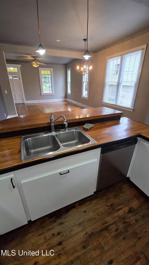 Kitchen - 908 Madison St, Jackson, MS 39202 photo 4 of 6