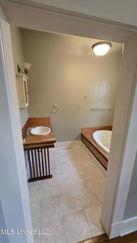 Bath - 908 Madison St, Jackson, MS 39202 photo 4 of 7