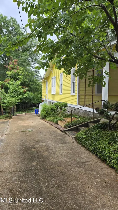 Exterior - 908 Madison St, Jackson, MS 39202 photo 3 of 23