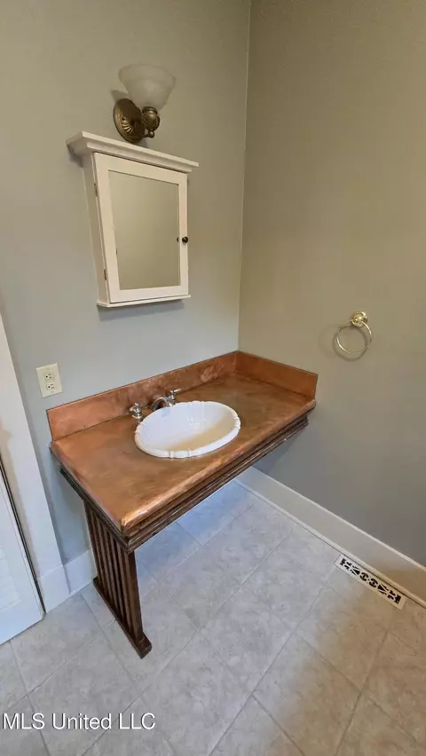 Bath - 908 Madison St, Jackson, MS 39202 photo 5 of 7