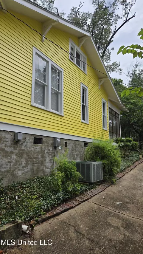 Exterior - 908 Madison St, Jackson, MS 39202 photo 6 of 23