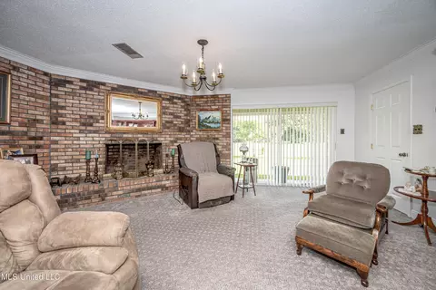 Living - 10001 Echo Glen Dr, Moss Point, MS 39562 photo 5 of 7