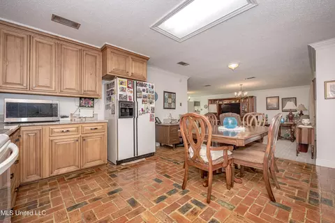 Dining - 10001 Echo Glen Dr, Moss Point, MS 39562 photo 1 of 1