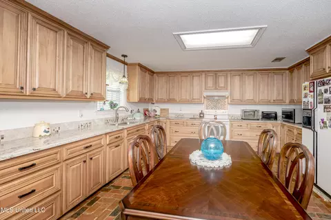 Kitchen - 10001 Echo Glen Dr, Moss Point, MS 39562 photo 5 of 5