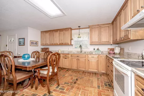 Kitchen - 10001 Echo Glen Dr, Moss Point, MS 39562 photo 3 of 5