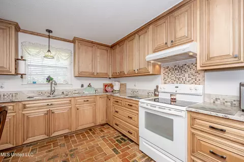 Kitchen - 10001 Echo Glen Dr, Moss Point, MS 39562 photo 4 of 5