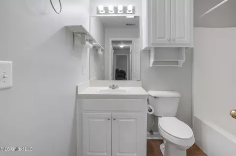Bath - 505 Eaglewood Dr, Florence, MS 39073 photo 2 of 3