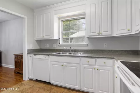 Kitchen - 505 Eaglewood Dr, Florence, MS 39073 photo 2 of 2