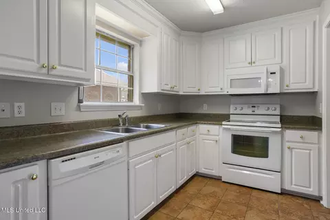 Kitchen - 505 Eaglewood Dr, Florence, MS 39073 photo 1 of 2