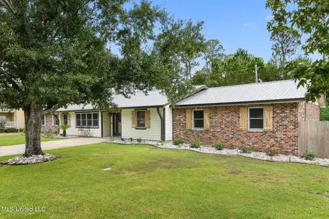 548 Royal Oak Dr, Pass Christian, MS 39571