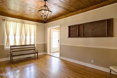 Dining - 392 Ashburn St, Natchez, MS 39120 photo 1 of 4