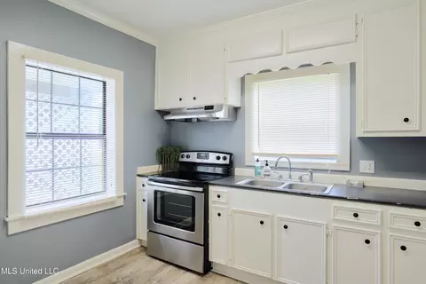 Kitchen - 392 Ashburn St, Natchez, MS 39120 photo 4 of 4
