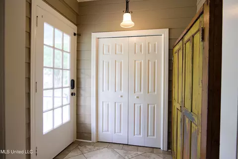 Entry Way - 392 Ashburn St, Natchez, MS 39120 photo 1 of 2