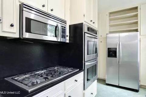 Kitchen - 392 Ashburn St, Natchez, MS 39120 photo 2 of 4