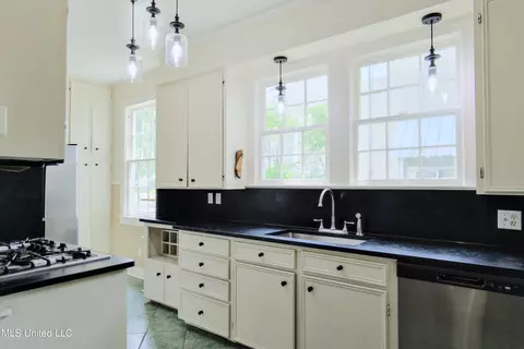 Kitchen - 392 Ashburn St, Natchez, MS 39120 photo 3 of 4