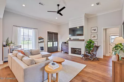 Living - 102 Hampton Trl, Madison, MS 39110 photo 2 of 3