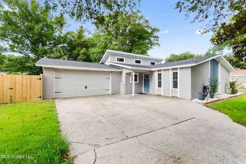 3106 Breezy Hill Ln, Ocean Springs, MS 39564