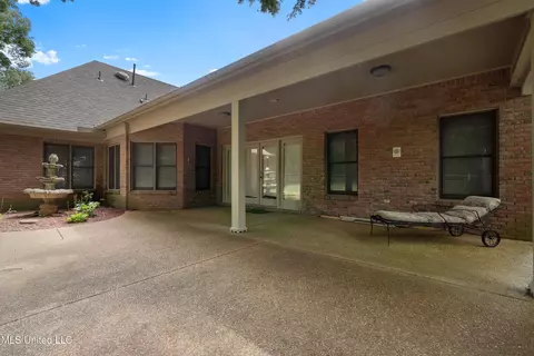 Exterior - 8136 Saddlebrook Cv, Olive Branch, MS 38654 photo 6 of 7
