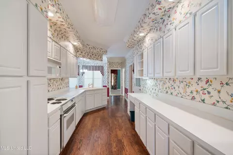 Kitchen - 8136 Saddlebrook Cv, Olive Branch, MS 38654 photo 4 of 4