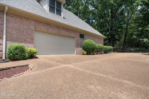 Exterior - 8136 Saddlebrook Cv, Olive Branch, MS 38654 photo 4 of 7
