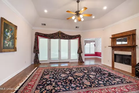 Living - 8136 Saddlebrook Cv, Olive Branch, MS 38654 photo 2 of 3