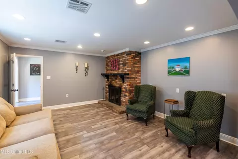 Living - 211 Traceway Dr, Natchez, MS 39120 photo 1 of 2