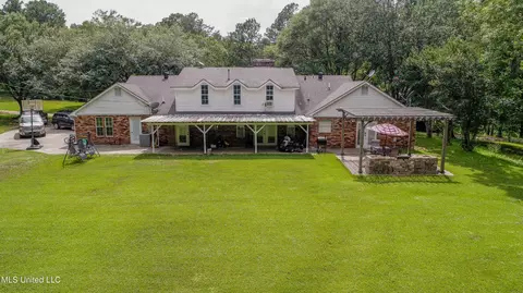 Exterior - 211 Traceway Dr, Natchez, MS 39120 photo 2 of 10