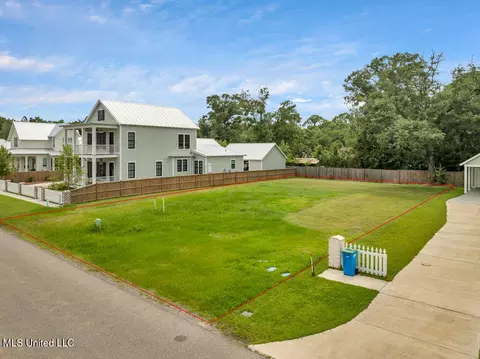 433 Bills Ave, Ocean Springs, MS 39564