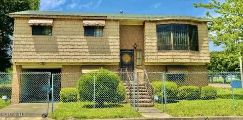 1335 Chestnut St, Clarksdale, MS 38614