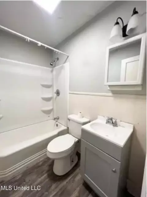 Bath - 2206 N 3rd Ave, Laurel, MS 39440 photo 1 of 3