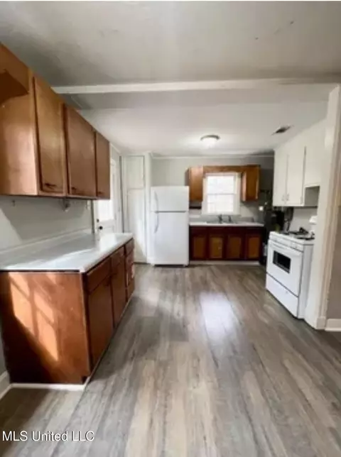 Entry Way - 2206 N 3rd Ave, Laurel, MS 39440 photo 2 of 4