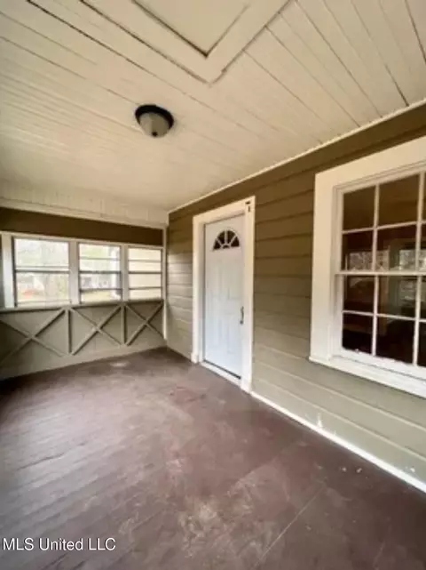 Exterior - 2206 N 3rd Ave, Laurel, MS 39440 photo 2 of 2
